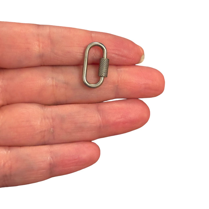 Breloque Père Noël, micro pavé de CZ plaqué or et émaillé et bélière en or Ruby CZ