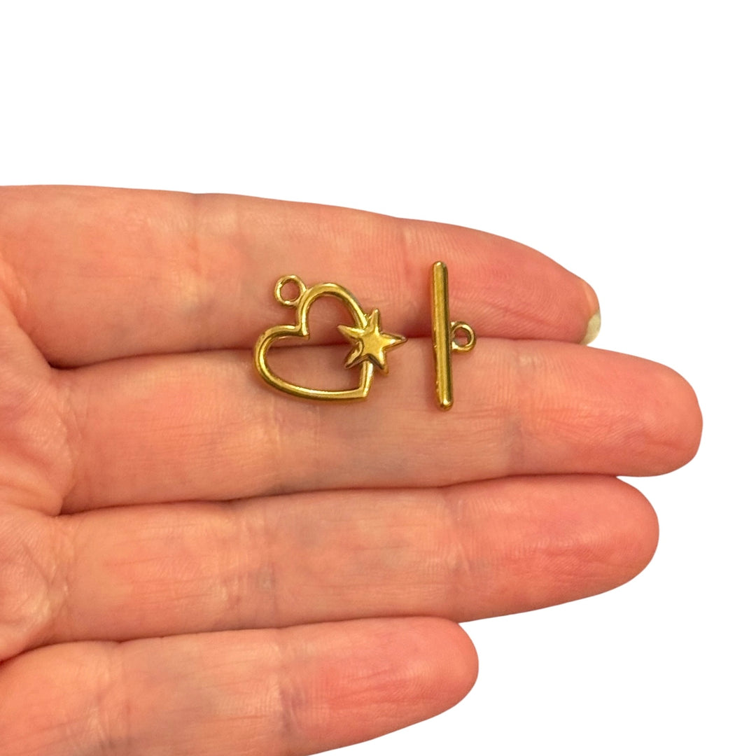 Weihnachtsmann-Charm, vergoldetes und emailliertes CZ-Mikropflaster und Rubin-CZ-Goldbügel