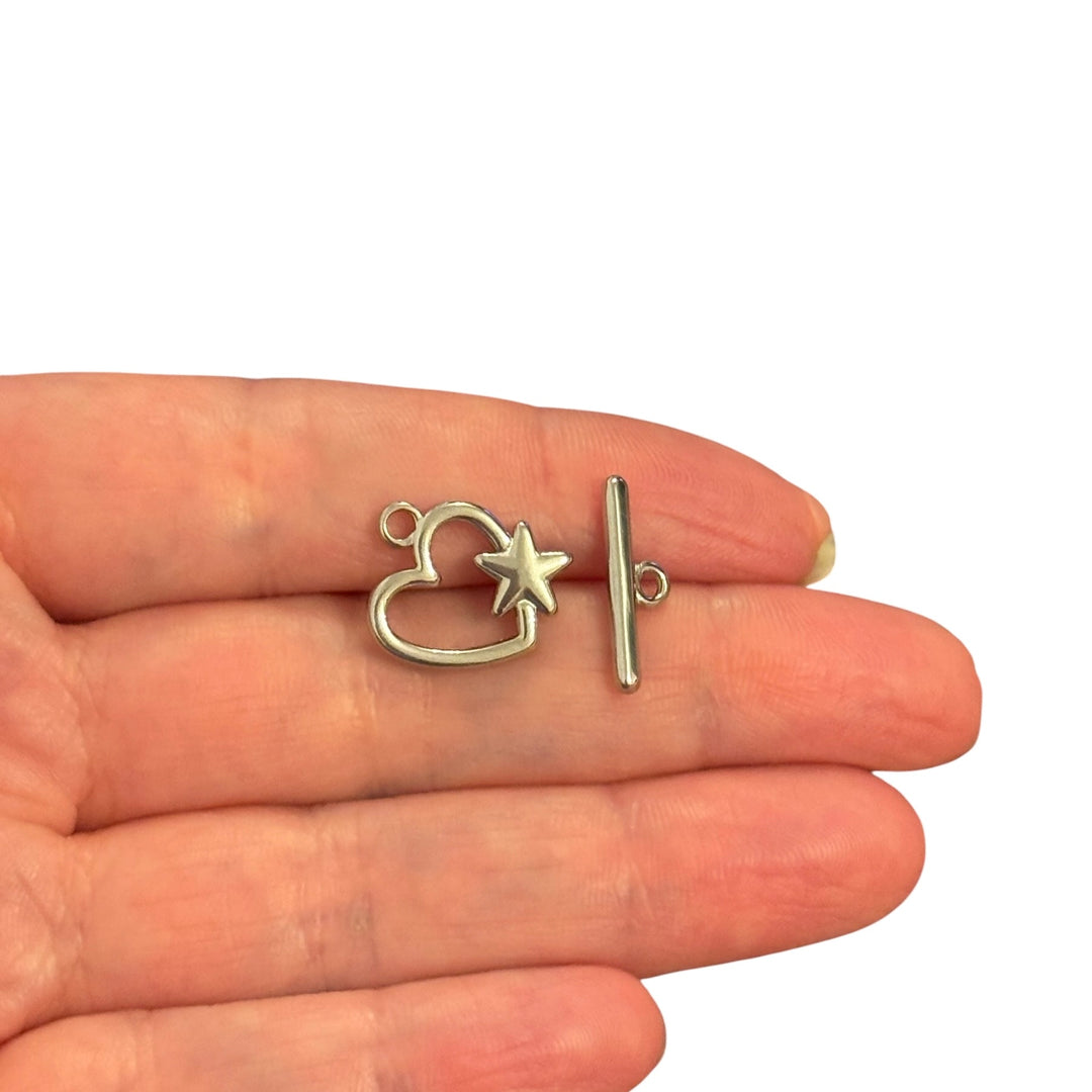 Weihnachtsmann-Charm, vergoldetes und emailliertes CZ-Mikropflaster und Rubin-CZ-Goldbügel