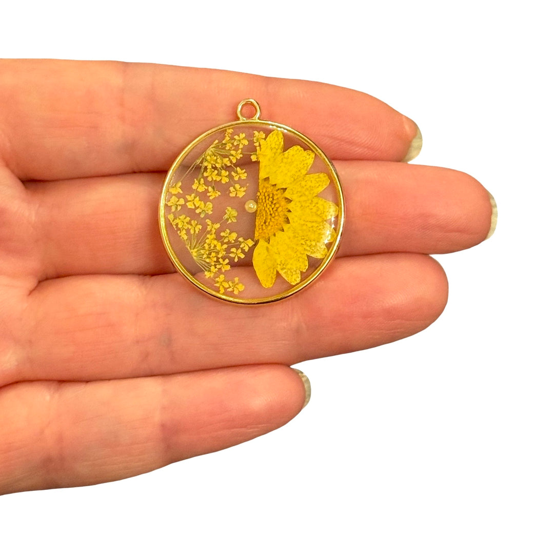Real Dried Yellow Daisy Epoxy Resin Round Pendant with Baby&