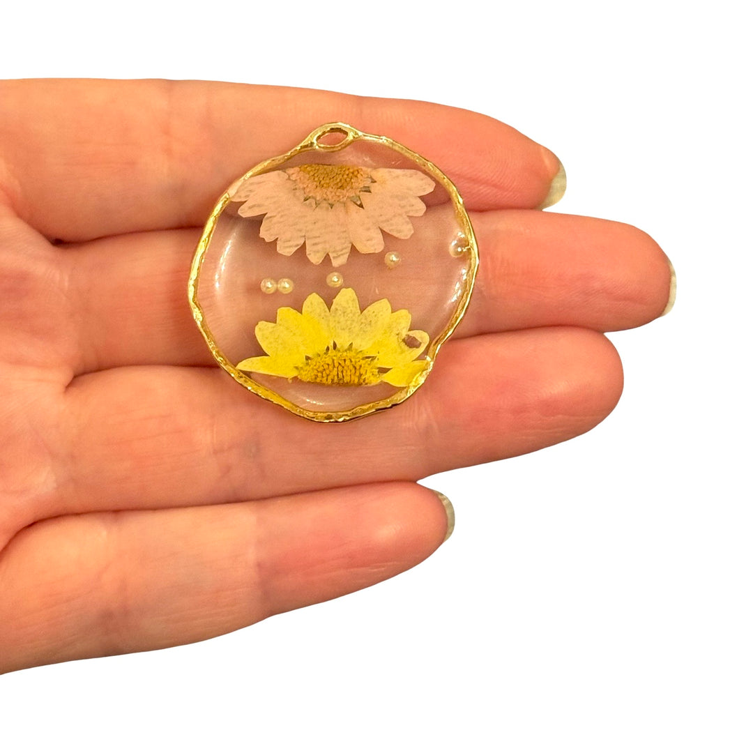 Real Dried Daisy Flower Epoxy Resin Organic Pendant with Pearls, Handmade Botanical Jewellery Pendant, 41x35mm