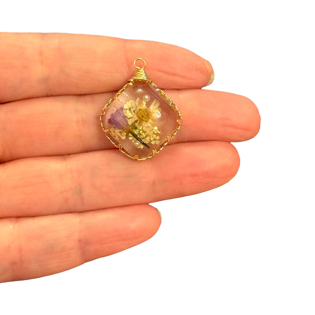 Real Dried Purple &amp; White Flowers Epoxy Pendant, Gold Botanical Floral Charm, 27x22mm