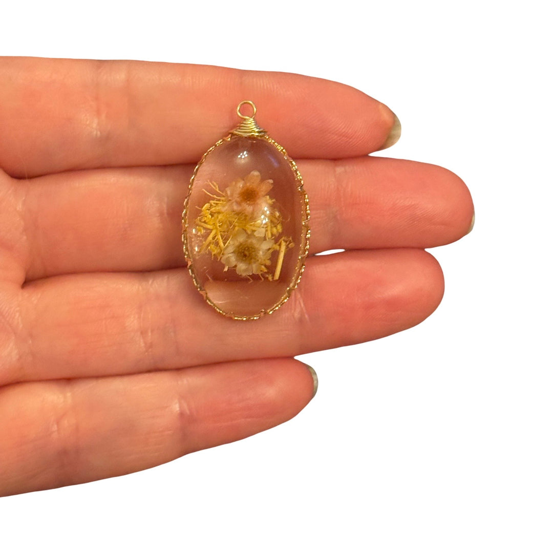Real Dried Daisy Flower Epoxy Resin Oval Pendant – Ivory &amp; Yellow Botanical Gold Framed Charm, Approx 34x18mm