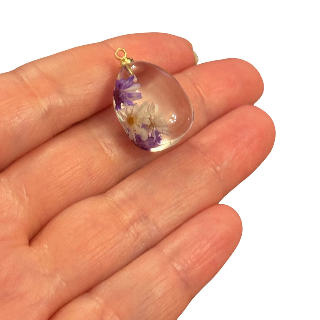 Real Dried Purple &amp; White Flowers Clear Epoxy Resin 3D Pebble Drop Pendant – Botanical Floral Charm, Approx 25x16mm