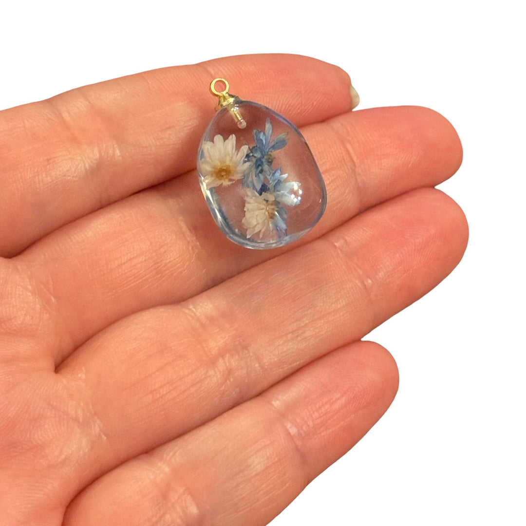 Real Dried Blue &amp; White Flowers Clear Epoxy Resin 3D Pebble Drop Pendant – Botanical Floral Charm, Approx 25x16mm
