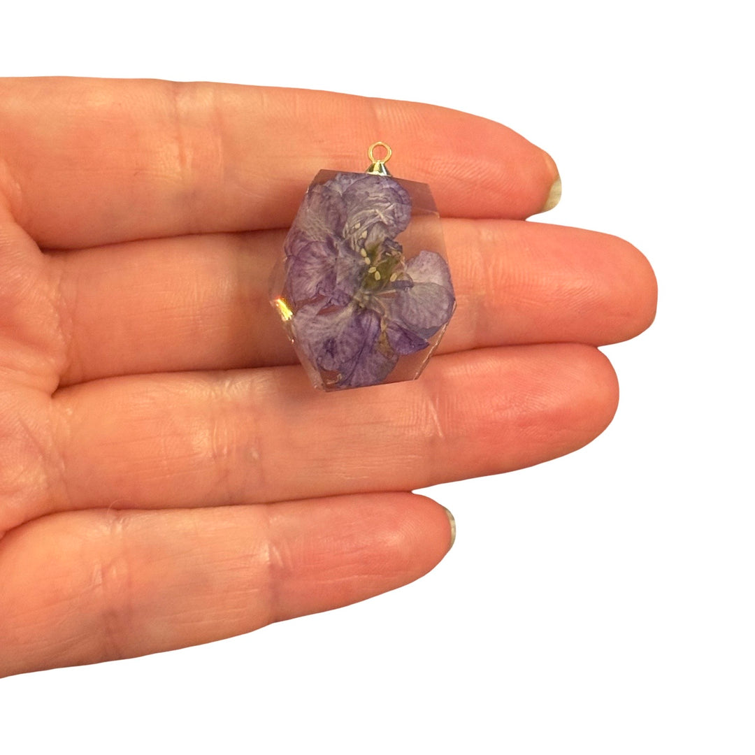 Real Dried Purple Flower Clear Epoxy Resin Faceted Freeform Pendant – Botanical Floral Charm, Approx 28x20mm