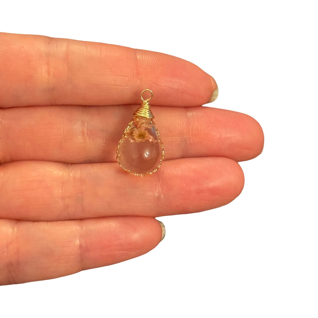 Real Dried Cream Flowers Clear Epoxy Resin 3D Drop Pendant – Gold Tone Botanical Floral Charm, Approx 23x13mm