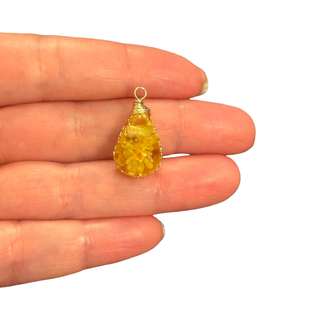 Real Dried Yellow Flowers Clear Epoxy Resin 3D Drop Pendant – Gold Tone Botanical Floral Charm, Approx 23x13mm