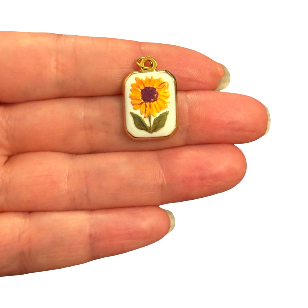 Breloque Père Noël, micro pavé de CZ plaqué or et émaillé et bélière en or Ruby CZ