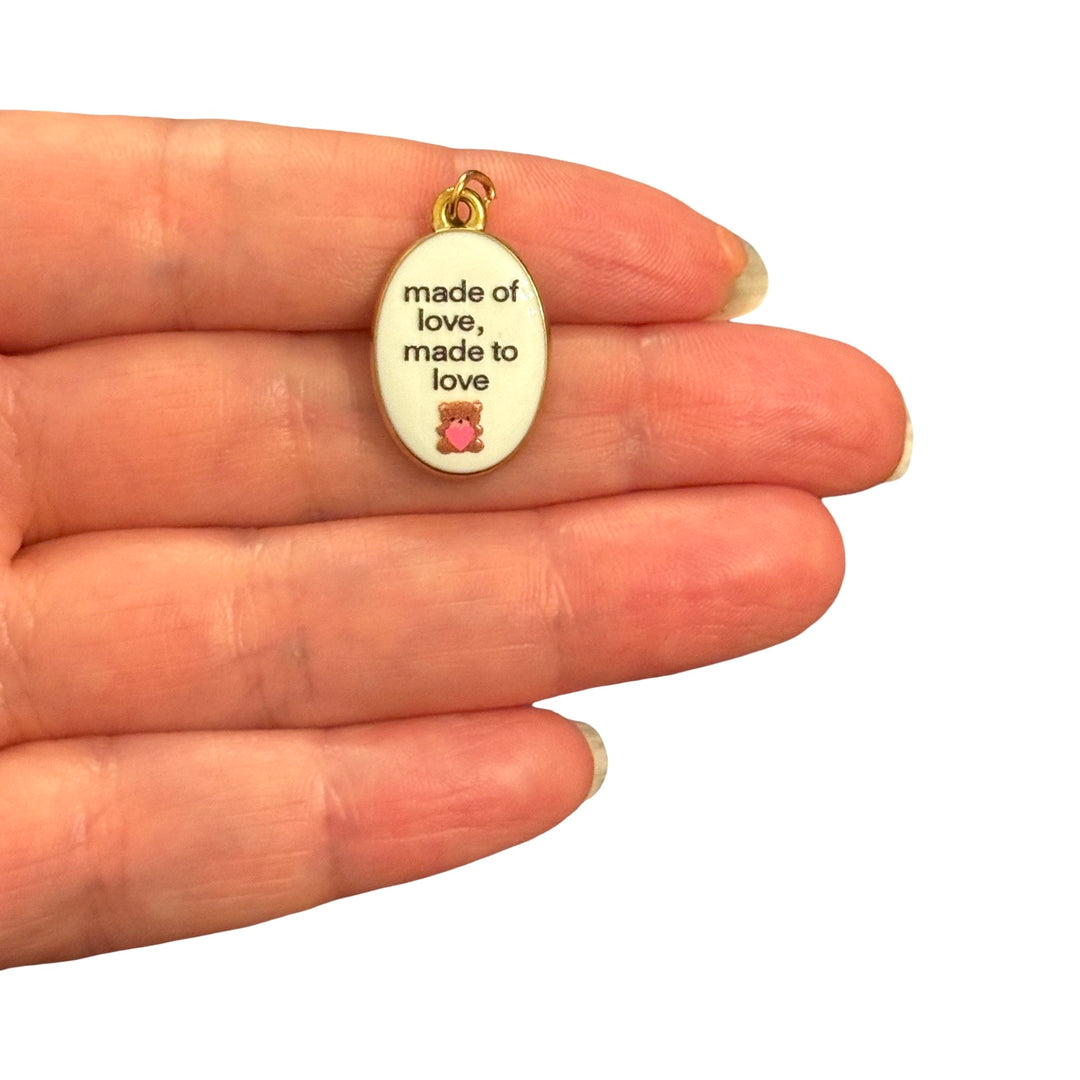 Weihnachtsmann-Charm, vergoldetes und emailliertes CZ-Mikropflaster und Rubin-CZ-Goldbügel