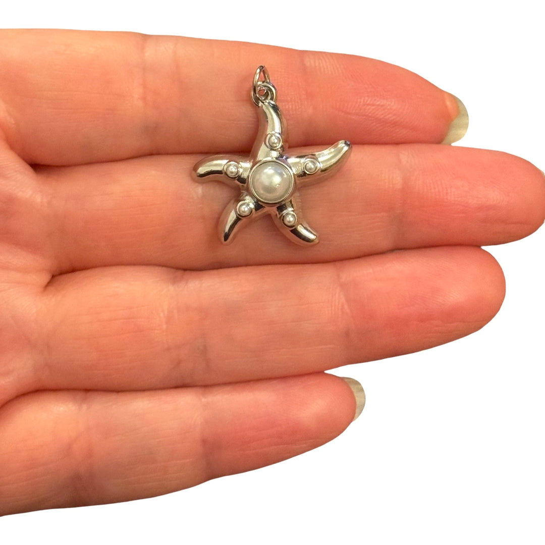 Breloque Père Noël, micro pavé de CZ plaqué or et émaillé et bélière en or Ruby CZ