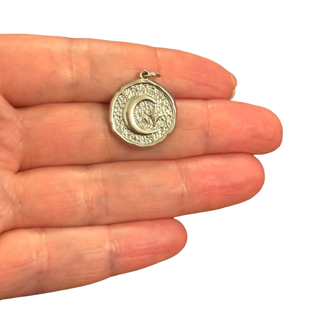 Breloque Père Noël, micro pavé de CZ plaqué or et émaillé et bélière en or Ruby CZ