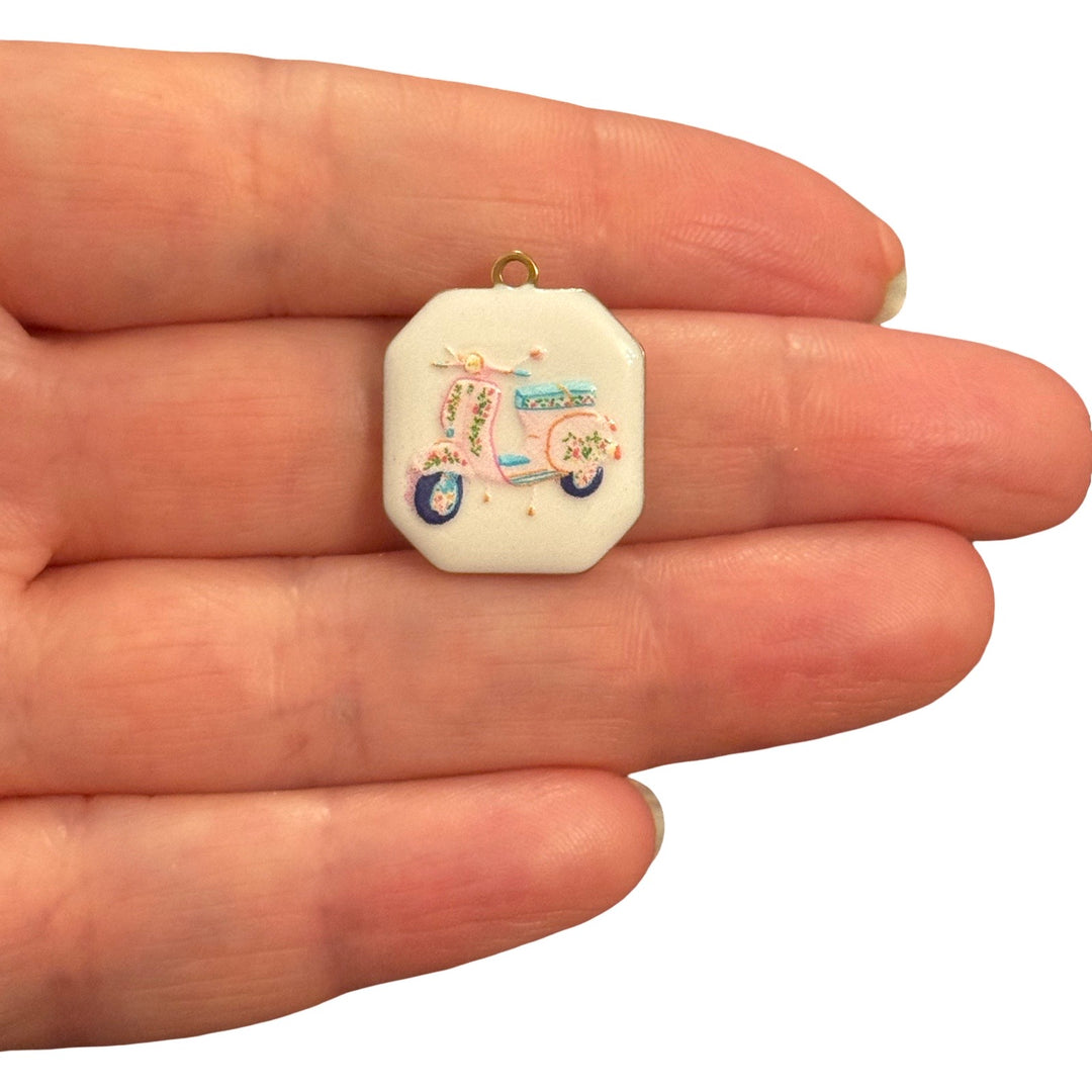 Breloque Père Noël, micro pavé de CZ plaqué or et émaillé et bélière en or Ruby CZ
