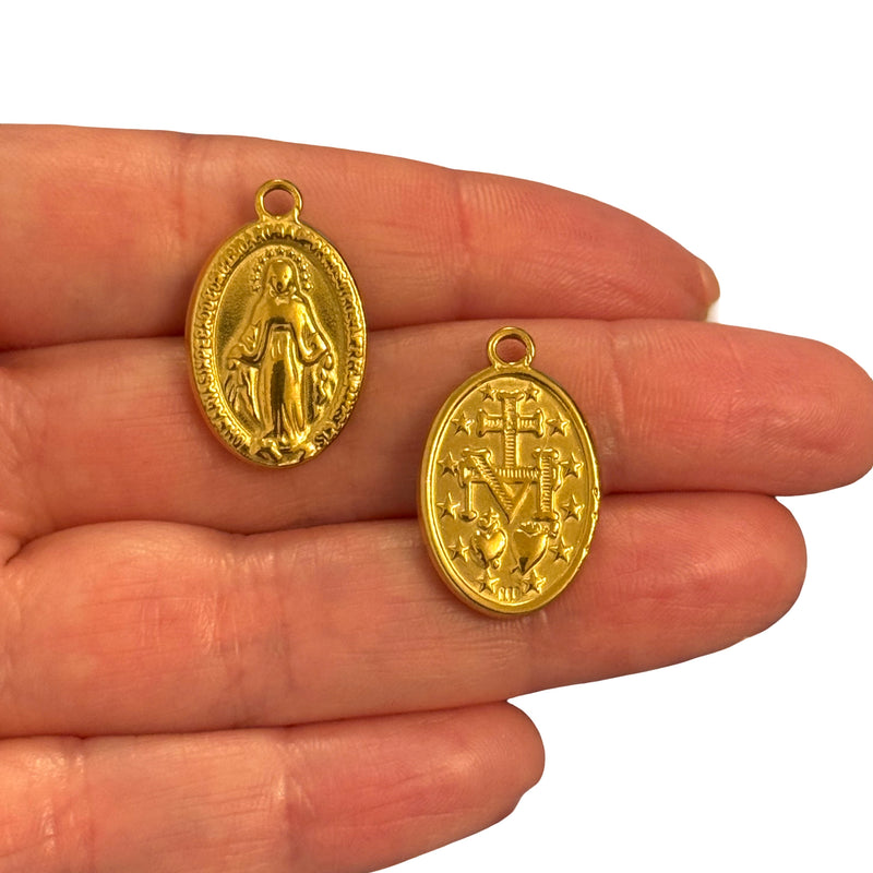 Weihnachtsmann-Charm, vergoldetes und emailliertes CZ-Mikropflaster und Rubin-CZ-Goldbügel