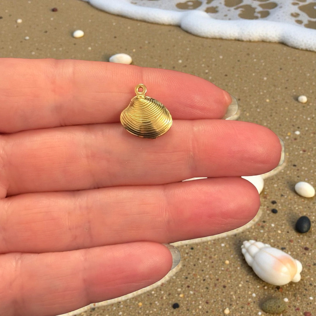 Waterproof Stainless Steel PVD Gold Plated Scallop Shell Charm – Ocean Seashell Pendant, Tarnish Resistant Beach Jewellery Charm