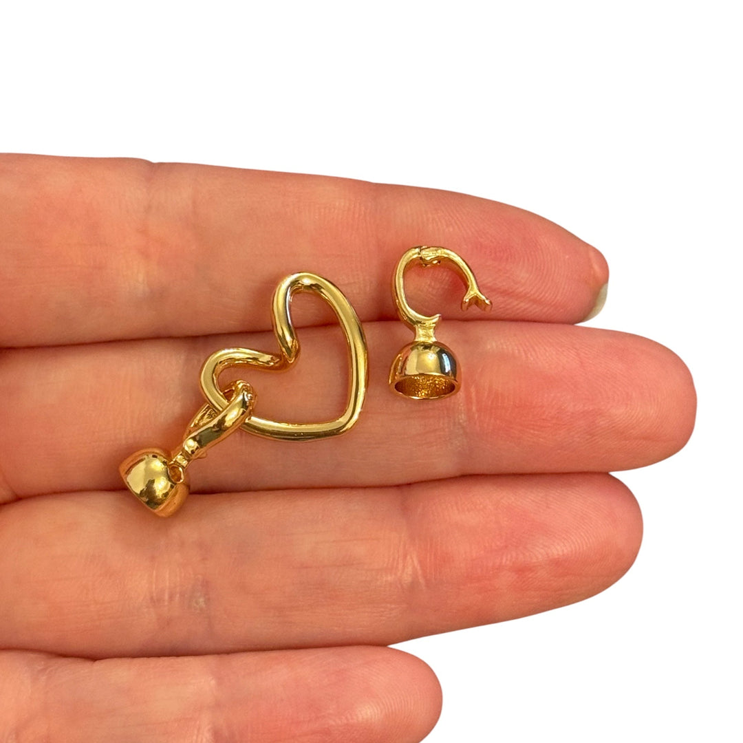 Weihnachtsmann-Charm, vergoldetes und emailliertes CZ-Mikropflaster und Rubin-CZ-Goldbügel