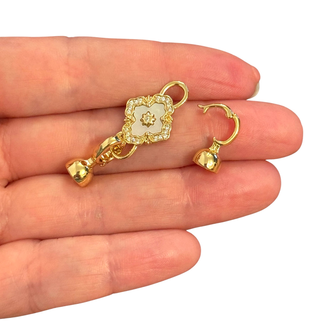 Weihnachtsmann-Charm, vergoldetes und emailliertes CZ-Mikropflaster und Rubin-CZ-Goldbügel