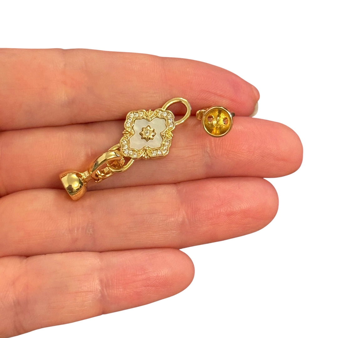 Weihnachtsmann-Charm, vergoldetes und emailliertes CZ-Mikropflaster und Rubin-CZ-Goldbügel