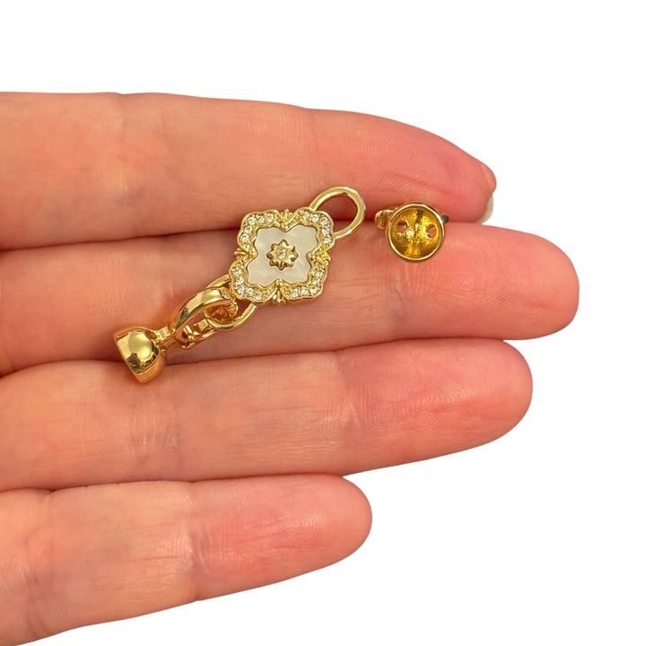 Weihnachtsmann-Charm, vergoldetes und emailliertes CZ-Mikropflaster und Rubin-CZ-Goldbügel