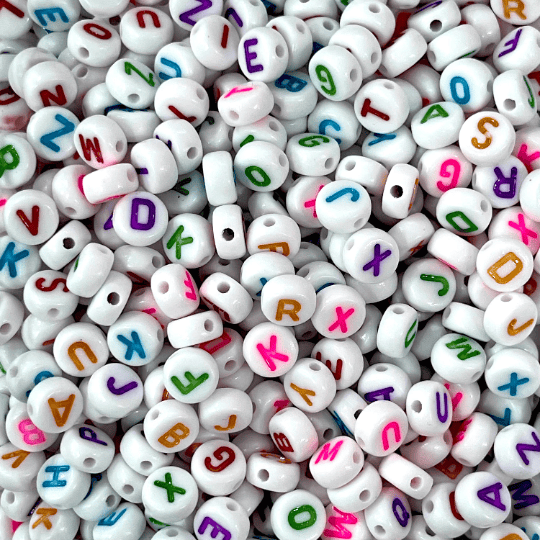 Flache, runde, weiße Acrylperlen mit goldenen Buchstaben zur Schmuckherstellung, 1000er-Packung