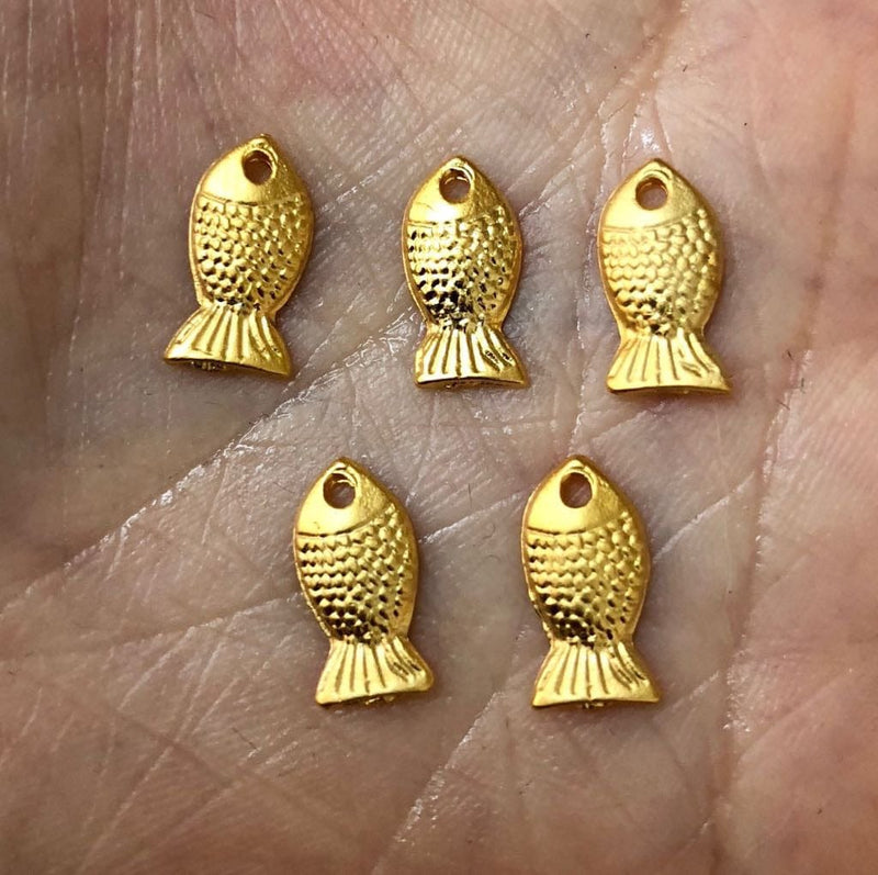 24Kt Matte Gold Plated Tiny Fish Charms, 10 pièces dans un pack,