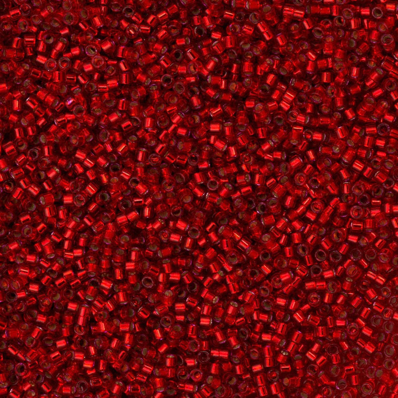 DB0602 - Teint en rouge doublé argent, Miyuki Delica 11/0