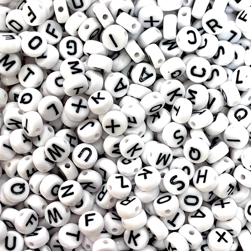 Flache runde Acrylperlen in Weiß mit schwarzen Buchstaben für die Schmuckherstellung, Packung mit 1000 Stück