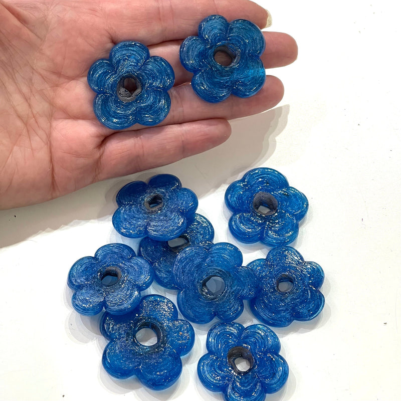 Handwerklich handgefertigtes, klobiges Tp. Blaue Glasblumenperlen, Größe zwischen 30 und 35 mm, 2 Stück in einer Packung