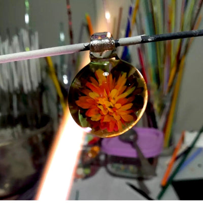 Handgemachter hellgelber Blumenanhänger aus Muranoglas