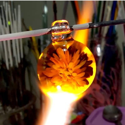 Handgemachter hellgelber Blumenanhänger aus Muranoglas