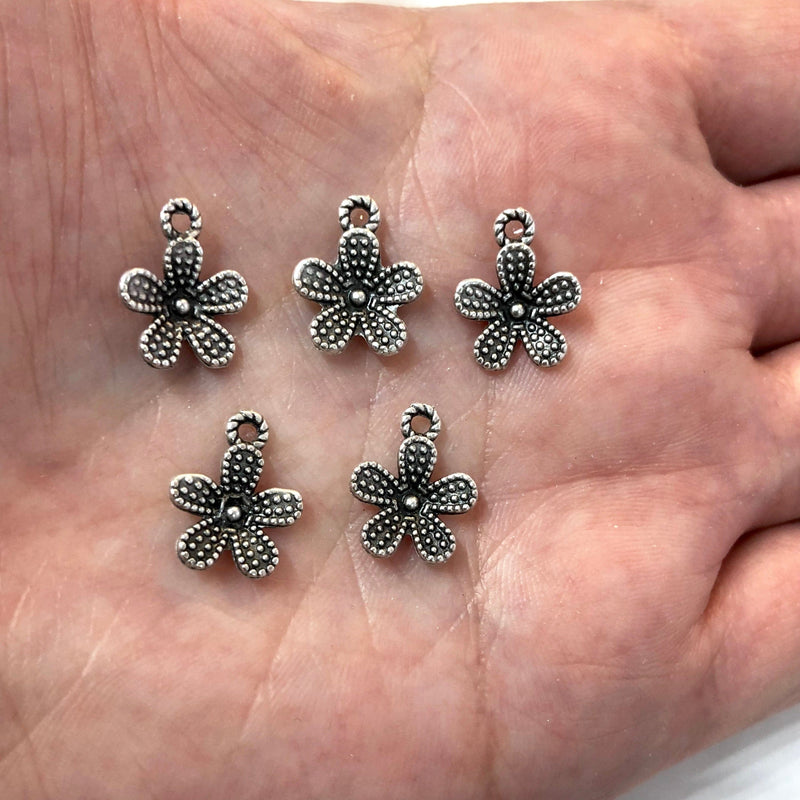 Charmes de petites fleurs plaquées argent antique, 10 pièces dans un paquet