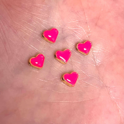 24 Karat glänzend vergoldete, neonrosa emaillierte Herz-Zwischenstück-Charms, 5 Stück in einer Packung