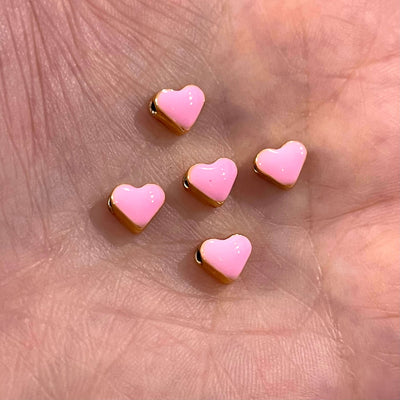 Charms d'espacement de coeur émaillé rose sucre plaqué or brillant 24Kt, 5 pièces dans un paquet