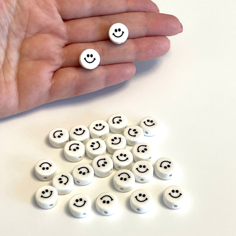 Handgefertigte weiße Smiley-Gesichtsanhänger aus Keramik, flach, rund, doppelseitig, 5 Stück in einer Packung