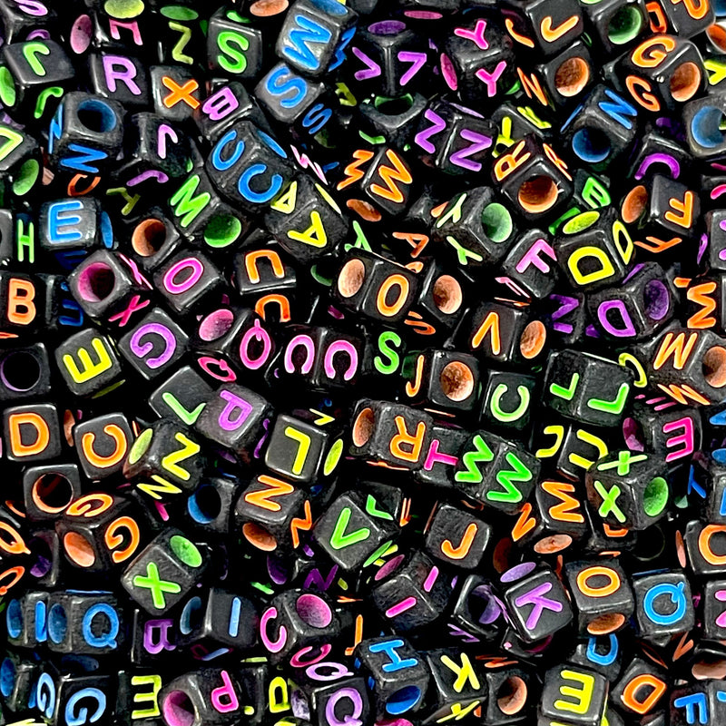 6 mm Acrylwürfel, schwarze Alphabetperlen mit bunten Buchstaben, sortiert, 1000 Stück in einer Packung