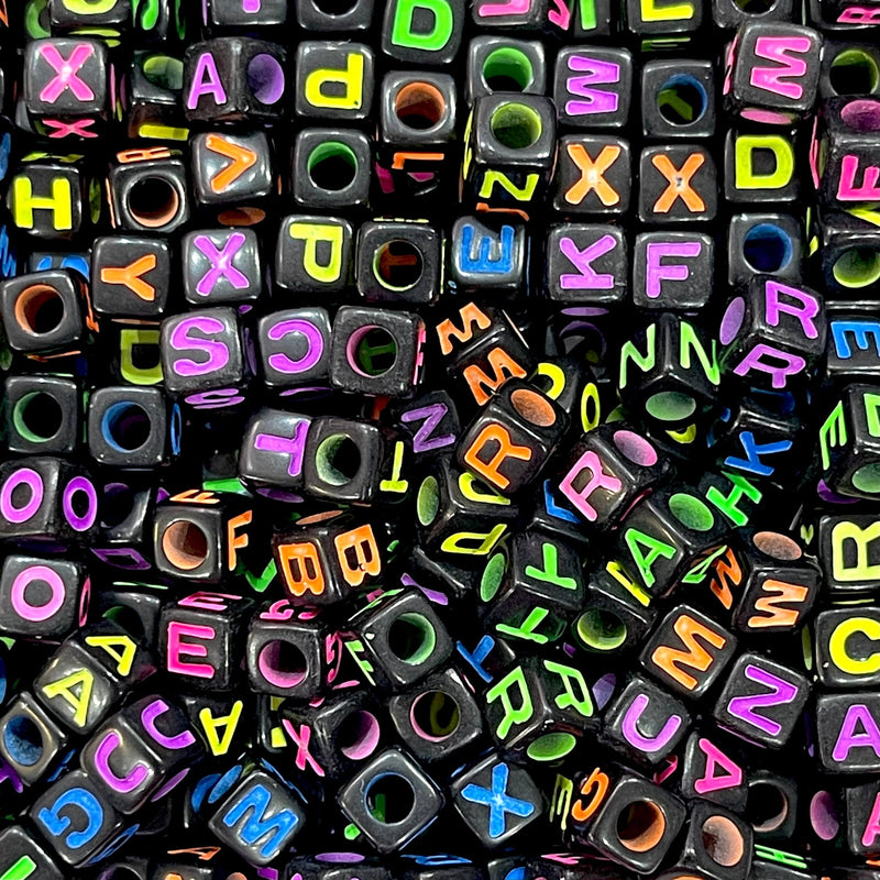7 mm Acrylwürfel, schwarze Alphabetperlen mit bunten Buchstaben, sortiert, 500 Stück in einer Packung