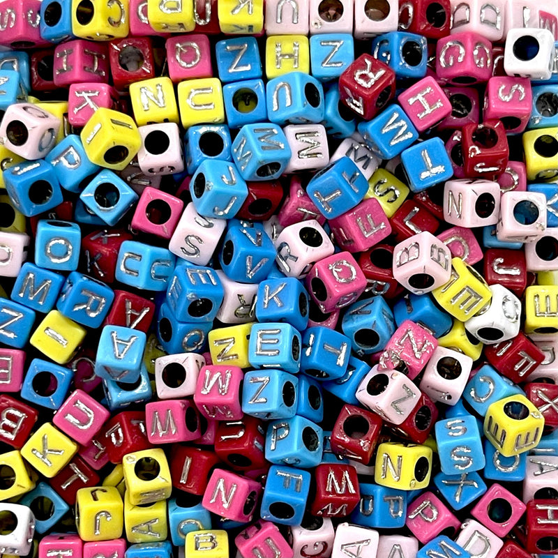 Perles alphabet colorées en cube acrylique de 6 mm avec lettres argentées, assorties de 1000 pièces dans un paquet