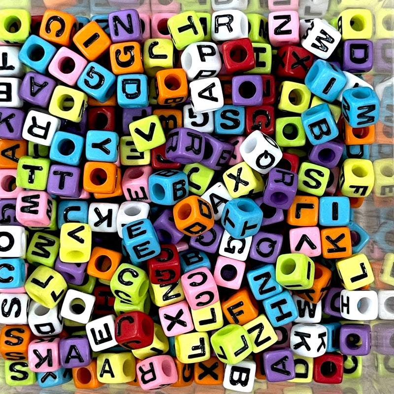 Perles alphabet colorées en cube acrylique de 7 mm avec lettres noires, assorties de 500 pièces dans un paquet