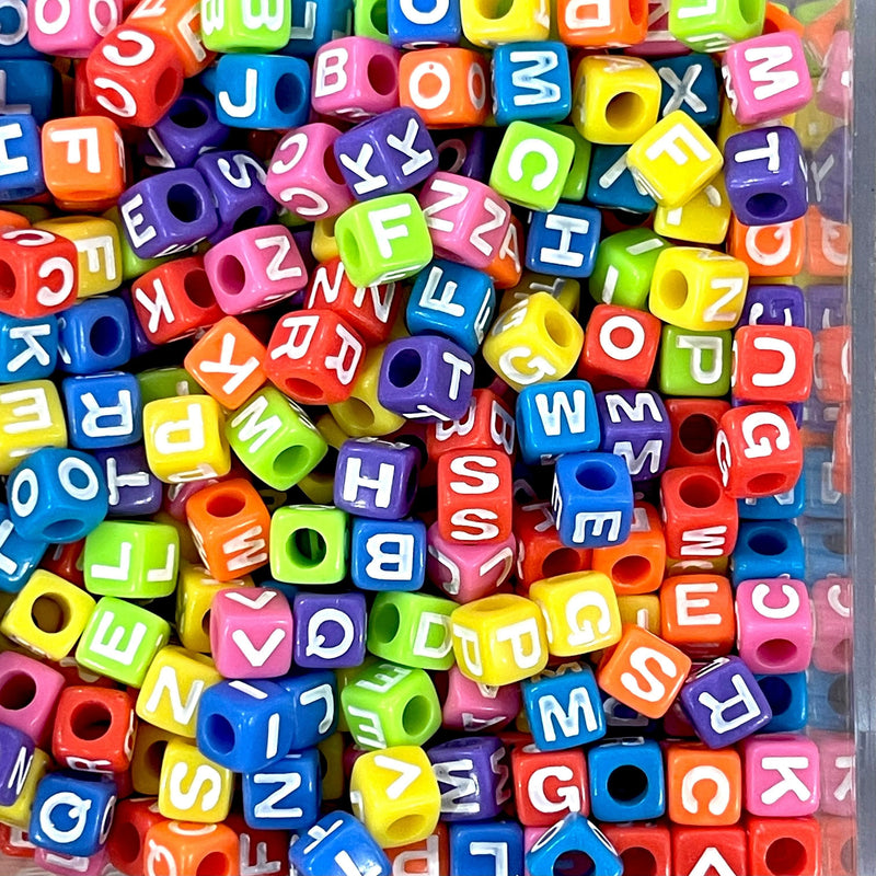 Perles alphabet colorées en cube acrylique de 7 mm avec lettres blanches, assorties de 450 pièces dans un paquet