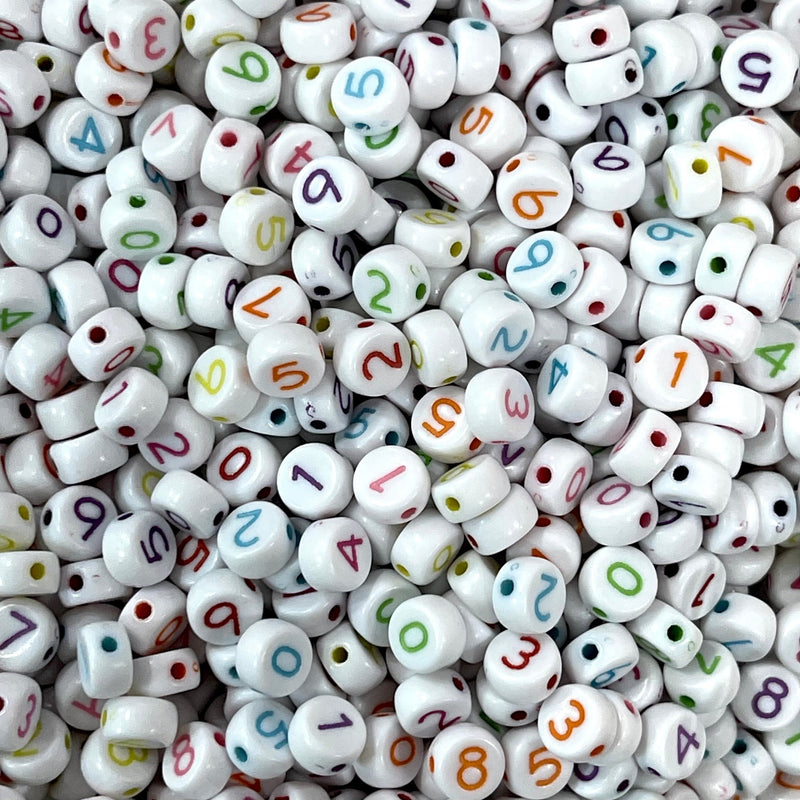Flache runde weiße Perlen aus Acryl mit bunten Zahlen für die Schmuckherstellung, Packung mit 1000 Stück