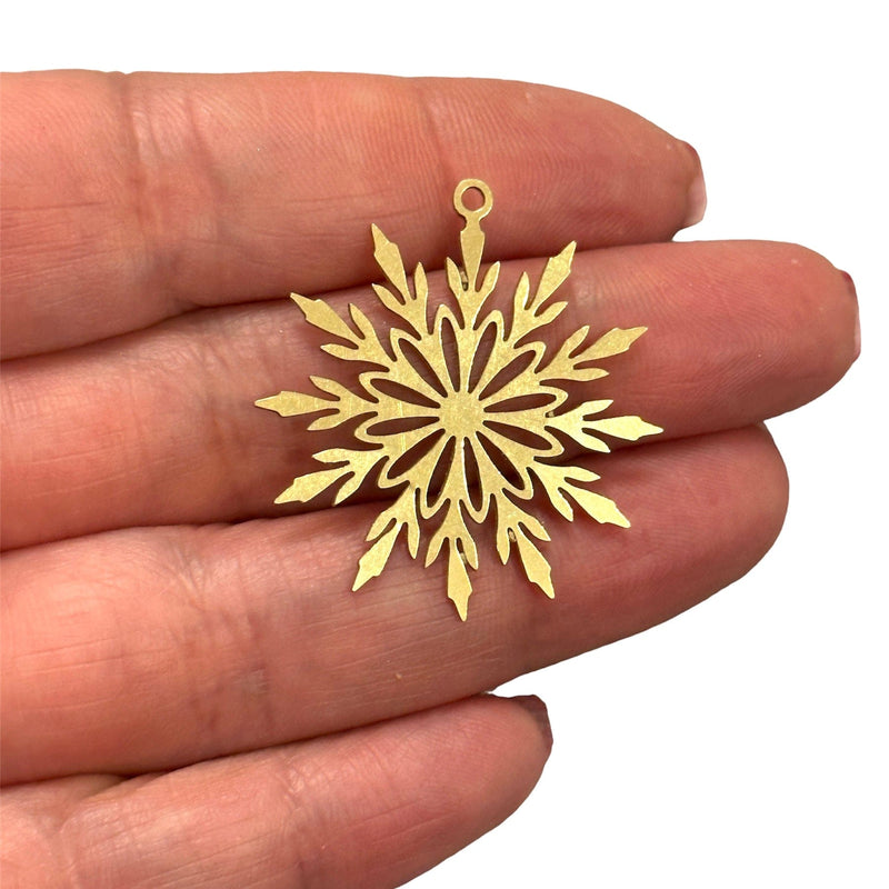 Charme de flocon de neige en laiton brut, charme de flocon de neige découpé au laser
