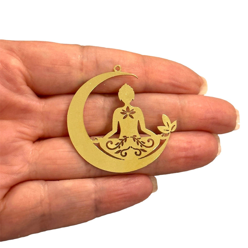 Charme de croissant de fille de yoga en laiton brut, charme de croissant de fille de yoga découpé au laser