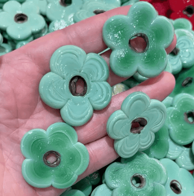 Artisan Handmade Chunky Seafoam Glass Flower Beads, Größe zwischen 35 - 40 mm, 2 Stück in einer Packung