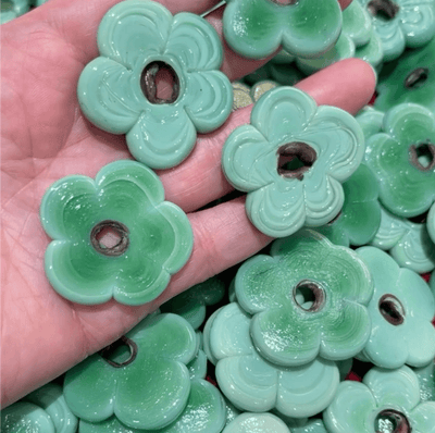 Artisan Handmade Chunky Seafoam Glass Flower Beads, Größe zwischen 35 - 40 mm, 2 Stück in einer Packung
