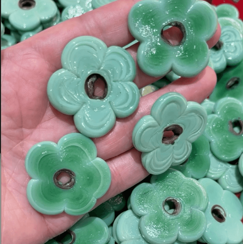 Artisan Handmade Chunky Seafoam Glass Flower Beads, Größe zwischen 35 - 40 mm, 2 Stück in einer Packung