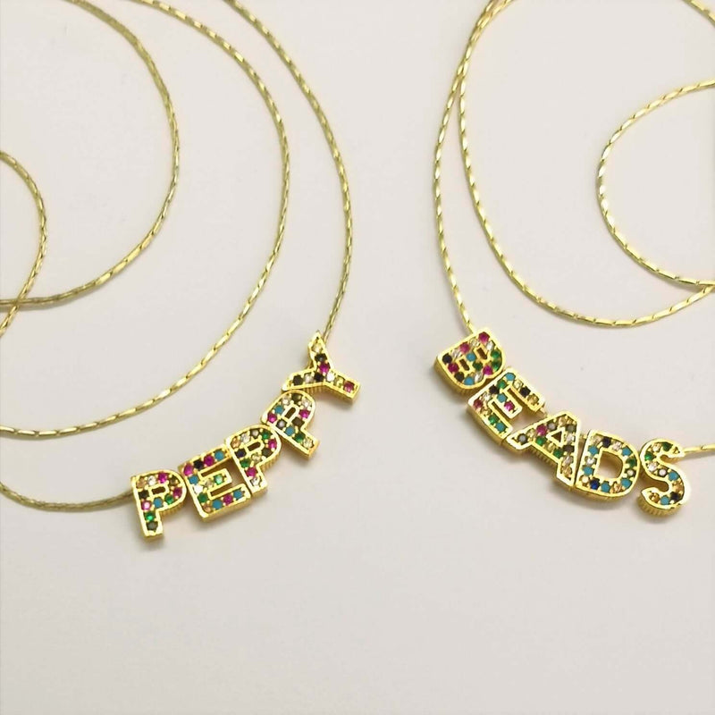 24 Karat vergoldetes Messing Multicolor Micro Pave Initial Charms